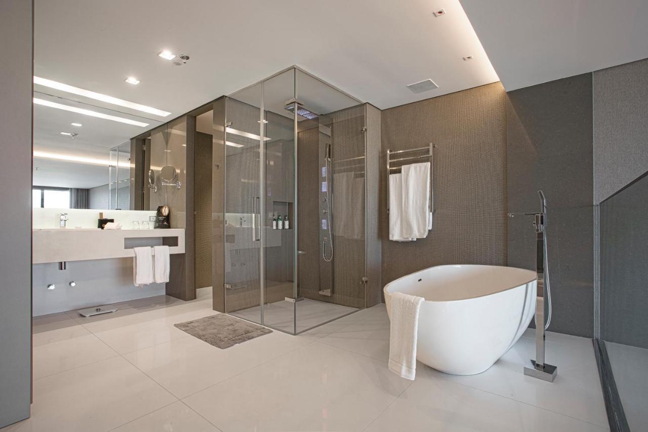 Suryaa Hotel Pinhais, Curio Collection By Hilton Exterior photo