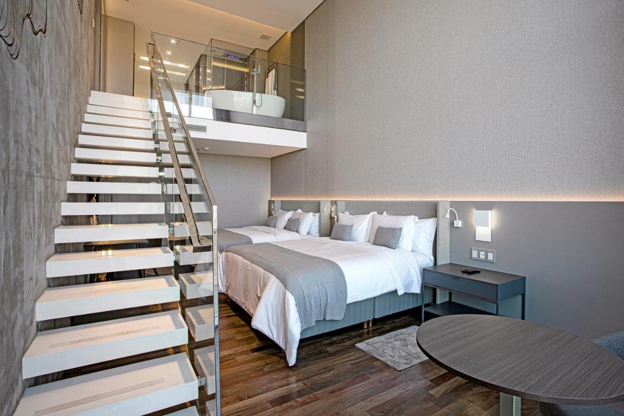 Suryaa Hotel Pinhais, Curio Collection By Hilton Exterior photo