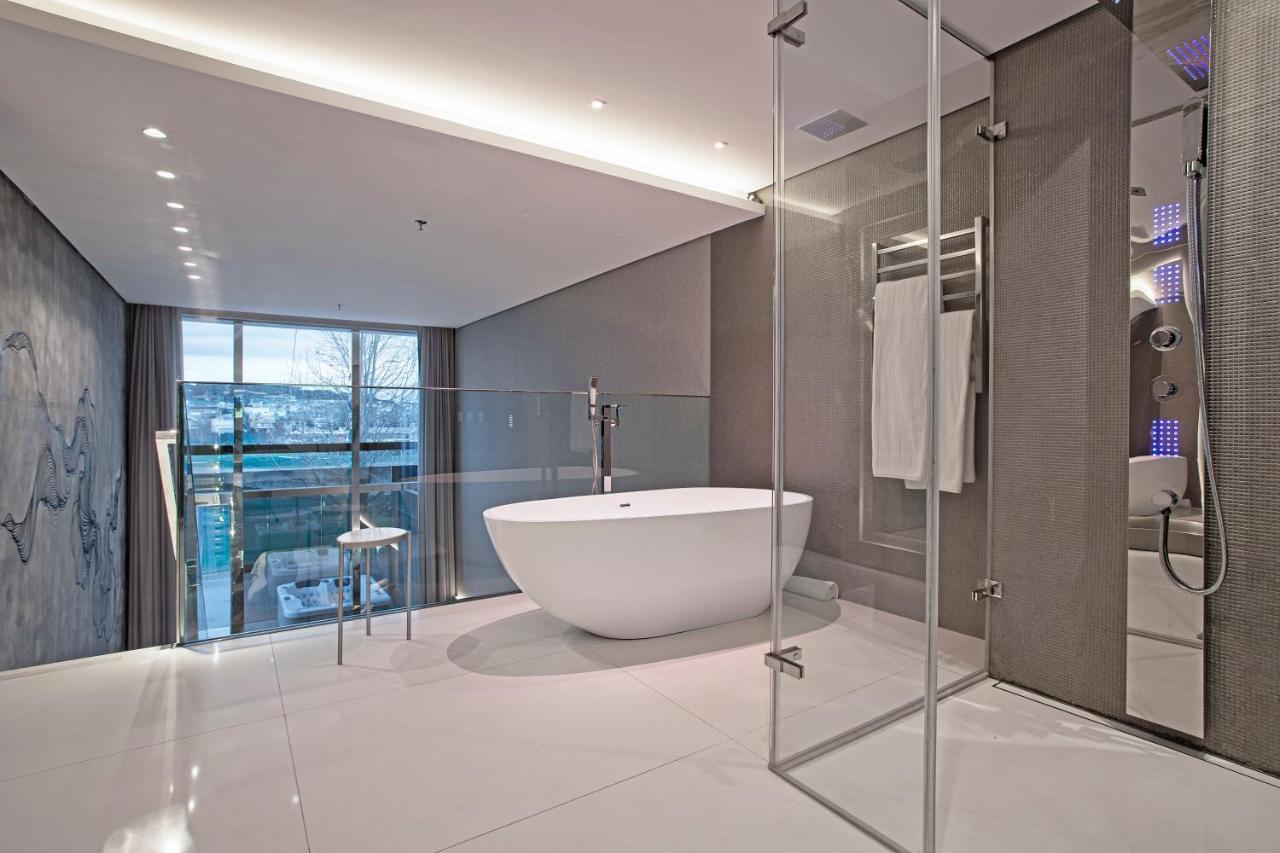 Suryaa Hotel Pinhais, Curio Collection By Hilton Exterior photo
